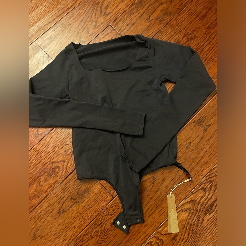 Skims Essentials Long Sleeve Scoopneck Bodysuit